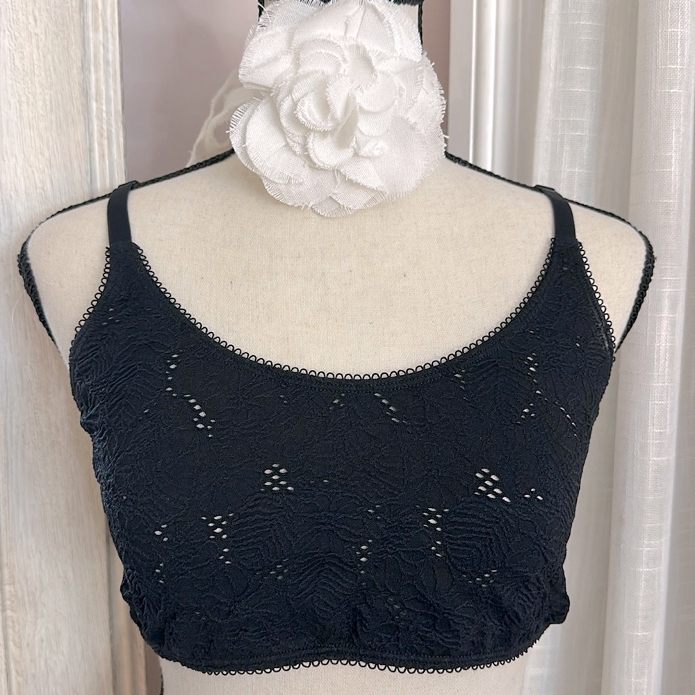 🍊Fabletics black eyelet lace stretch bra sports bra size XL